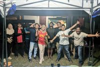 Suasana Nobar di Halaman Kantor Disperindagkop Lingga | Foto : Zonamu/Imam