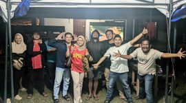Suasana Nobar di Halaman Kantor Disperindagkop Lingga | Foto : Zonamu/Imam