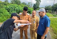 Sekda Lingga Tinjau Lokasi Pembangunan TK Negeri | Foto : Zonamu/Ist