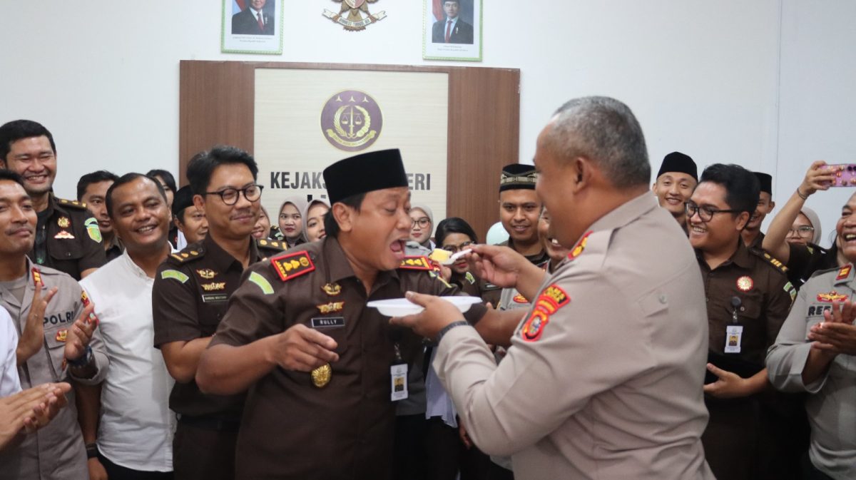 Kapolres Lingga saat memberi suapan kepada Kajari Lingga di momen Hari Bhakti Adhyaksa ke-66 | Foto : Zonamu/Ist
