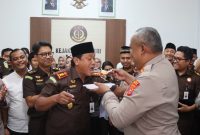 Kapolres Lingga saat memberi suapan kepada Kajari Lingga di momen Hari Bhakti Adhyaksa ke-66 | Foto : Zonamu/Ist
