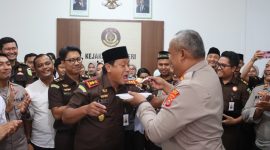 Kapolres Lingga saat memberi suapan kepada Kajari Lingga di momen Hari Bhakti Adhyaksa ke-66 | Foto : Zonamu/Ist