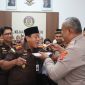 Kapolres Lingga saat memberi suapan kepada Kajari Lingga di momen Hari Bhakti Adhyaksa ke-66 | Foto : Zonamu/Ist