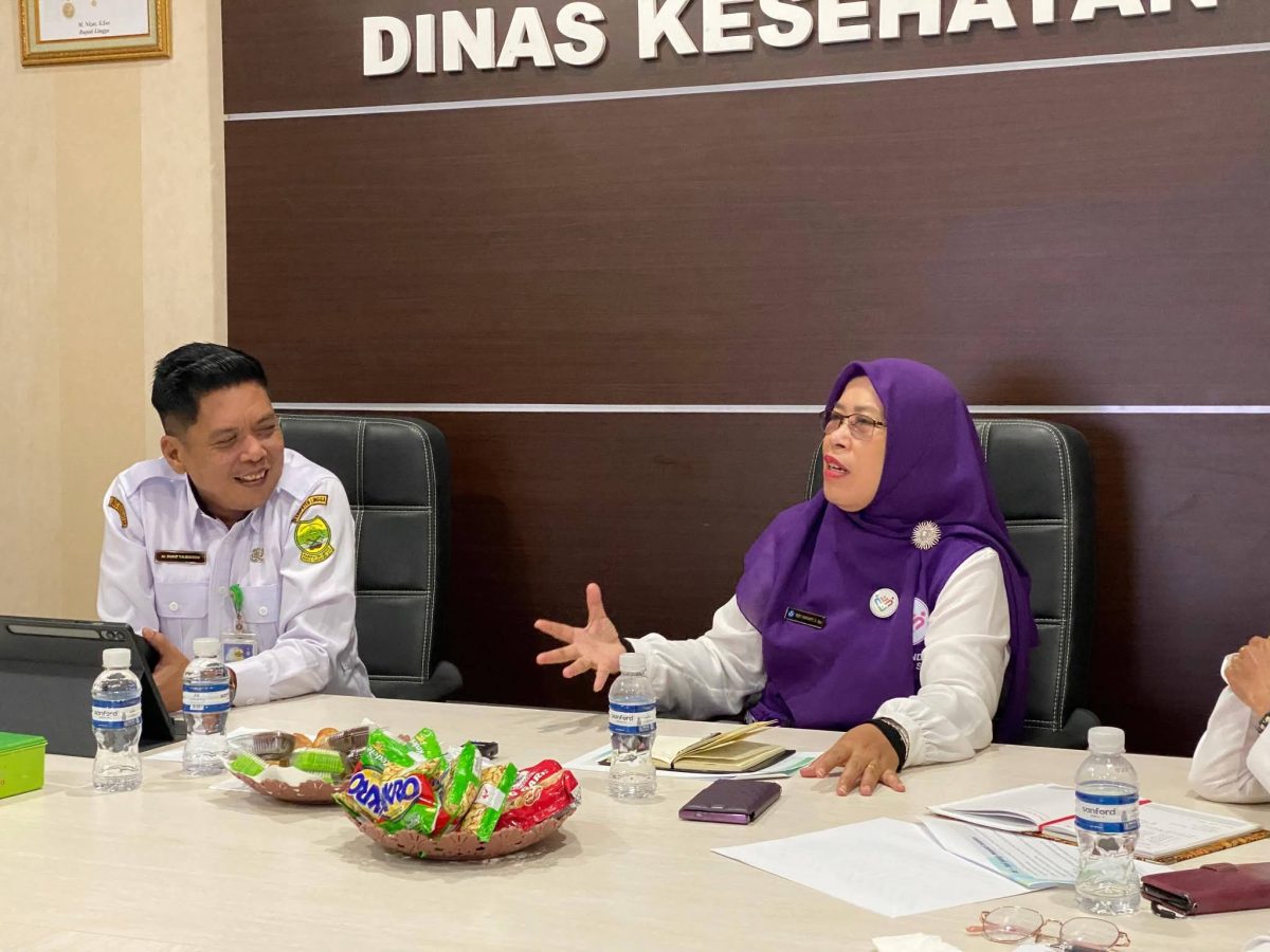 Wakil Ketua Tim Pembina Posyandu Kabupaten Lingga, Feby Sarianty saat berbincang bersama Kadinkes Lingga dr. Bukit | Foto : Zonamu/Ist