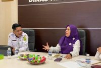 Wakil Ketua Tim Pembina Posyandu Kabupaten Lingga, Feby Sarianty saat berbincang bersama Kadinkes Lingga dr. Bukit | Foto : Zonamu/Ist