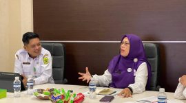 Wakil Ketua Tim Pembina Posyandu Kabupaten Lingga, Feby Sarianty saat berbincang bersama Kadinkes Lingga dr. Bukit | Foto : Zonamu/Ist