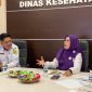 Wakil Ketua Tim Pembina Posyandu Kabupaten Lingga, Feby Sarianty saat berbincang bersama Kadinkes Lingga dr. Bukit | Foto : Zonamu/Ist