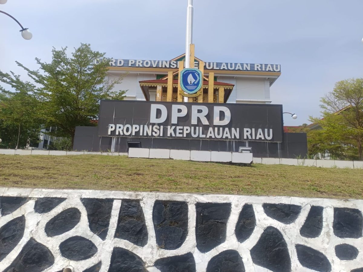 Kantor DPRD Kepri | Foto : Zonamu/Ist