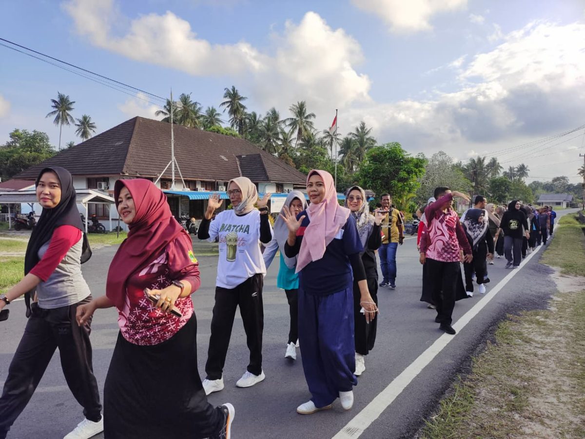 Pegawai Disperindagkop UKM Lingga saat jalan sehat bersama | Foto : Zonamu/Ist