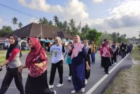 Pegawai Disperindagkop UKM Lingga saat jalan sehat bersama | Foto : Zonamu/Ist
