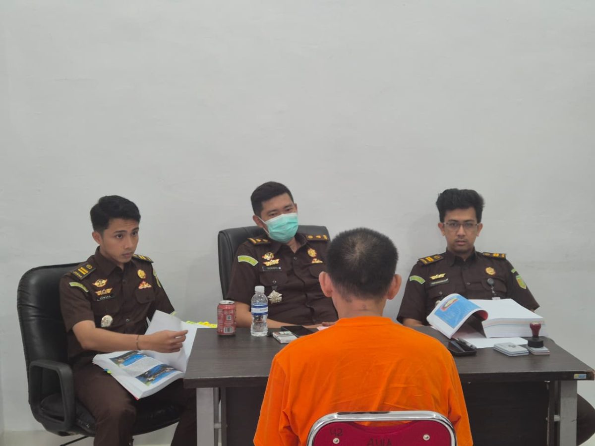 Pelimpahan Tersangka Pembunuhan ke Kejari Lingga | Foto : Zonamu/Ist