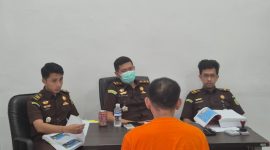 Pelimpahan Tersangka Pembunuhan ke Kejari Lingga | Foto : Zonamu/Ist