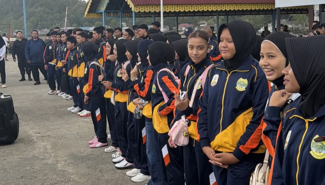Kontingen POPDA Lingga Resmi Diberangkatkan, Wabup Minta Atlet Harumkan Daerah | Foto : Zonamu/Ist