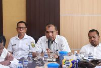 Wabup Lingga saat pimpin rapat saat di kantor Bapenda Lingga | Foto : Zonamu/Ist