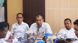 Wabup Lingga saat pimpin rapat saat di kantor Bapenda Lingga | Foto : Zonamu/Ist