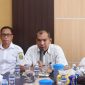 Wabup Lingga saat pimpin rapat saat di kantor Bapenda Lingga | Foto : Zonamu/Ist