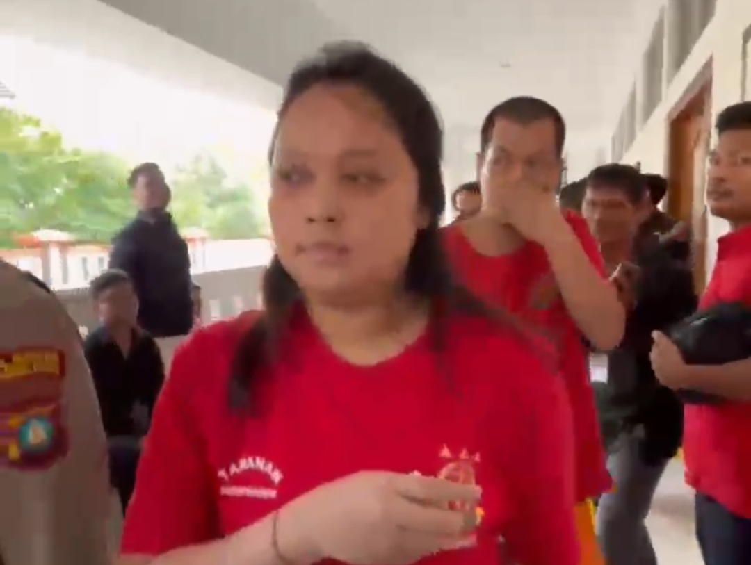 Terdakwa kasus penggelapan di Batam usai ikuti persidangan di PN Batam | Foto : Zonamu/Ist