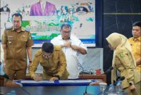 Bupati Iskandarsyah menandatangani kerjasama special pass pelabuhan dngan Meranti Foto: Zonamu/Kominfo Karimun