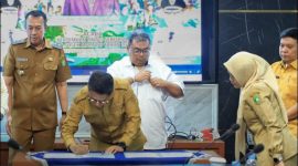 Bupati Iskandarsyah menandatangani kerjasama special pass pelabuhan dngan Meranti Foto: Zonamu/Kominfo Karimun