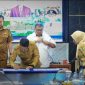 Bupati Iskandarsyah menandatangani kerjasama special pass pelabuhan dngan Meranti Foto: Zonamu/Kominfo Karimun