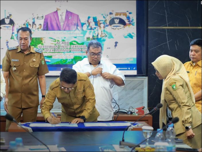 Bupati Iskandarsyah menandatangani kerjasama special pass pelabuhan dngan Meranti Foto: Zonamu/Kominfo Karimun