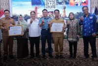 Bupati Iskandarsyah (ketiga dari kanan) saat mendapatkan penghargaan, di Tanjungpinang | Foto: Zonamu/Prokopim Karimun