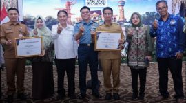 Bupati Iskandarsyah (ketiga dari kanan) saat mendapatkan penghargaan, di Tanjungpinang | Foto: Zonamu/Prokopim Karimun