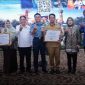 Bupati Iskandarsyah (ketiga dari kanan) saat mendapatkan penghargaan, di Tanjungpinang | Foto: Zonamu/Prokopim Karimun