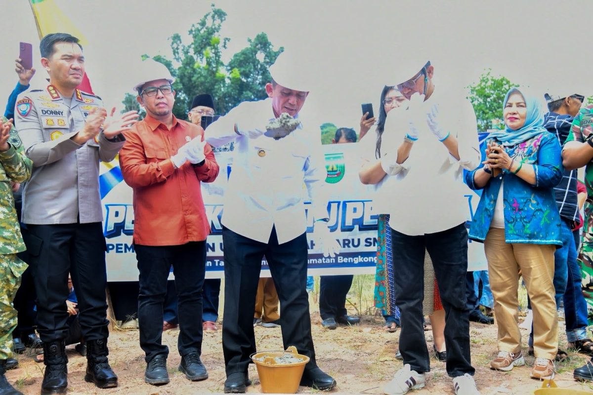 Gubernur Ansar saat melakukan peletakan batu pertama pembangunan dua SMK Negeri di Batam | Foto : Zonamu/Diskominfo Kepri