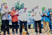 Gubernur Ansar saat melakukan peletakan batu pertama pembangunan dua SMK Negeri di Batam | Foto : Zonamu/Diskominfo Kepri