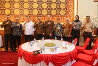 Gubernur Kepri Ansar Ahmad (tiga dari kiri) bersama General Manager Sumatera Bagian Tengah PLN Icon Plus, Pepen Efendi (dua dari kiri) berfoto bersama usai silaturahmi di Gedung Daerah, Tanjungpinang | Foto : Zonamu/Enji Diskominfo Kepri