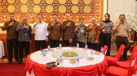 Gubernur Kepri Ansar Ahmad (tiga dari kiri) bersama General Manager Sumatera Bagian Tengah PLN Icon Plus, Pepen Efendi (dua dari kiri) berfoto bersama usai silaturahmi di Gedung Daerah, Tanjungpinang | Foto : Zonamu/Enji Diskominfo Kepri