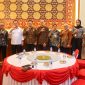 Gubernur Kepri Ansar Ahmad (tiga dari kiri) bersama General Manager Sumatera Bagian Tengah PLN Icon Plus, Pepen Efendi (dua dari kiri) berfoto bersama usai silaturahmi di Gedung Daerah, Tanjungpinang | Foto : Zonamu/Enji Diskominfo Kepri