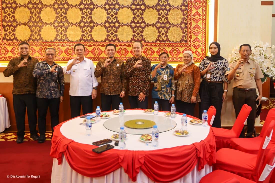 Gubernur Kepri Ansar Ahmad (tiga dari kiri) bersama General Manager Sumatera Bagian Tengah PLN Icon Plus, Pepen Efendi (dua dari kiri) berfoto bersama usai silaturahmi di Gedung Daerah, Tanjungpinang | Foto : Zonamu/Enji Diskominfo Kepri