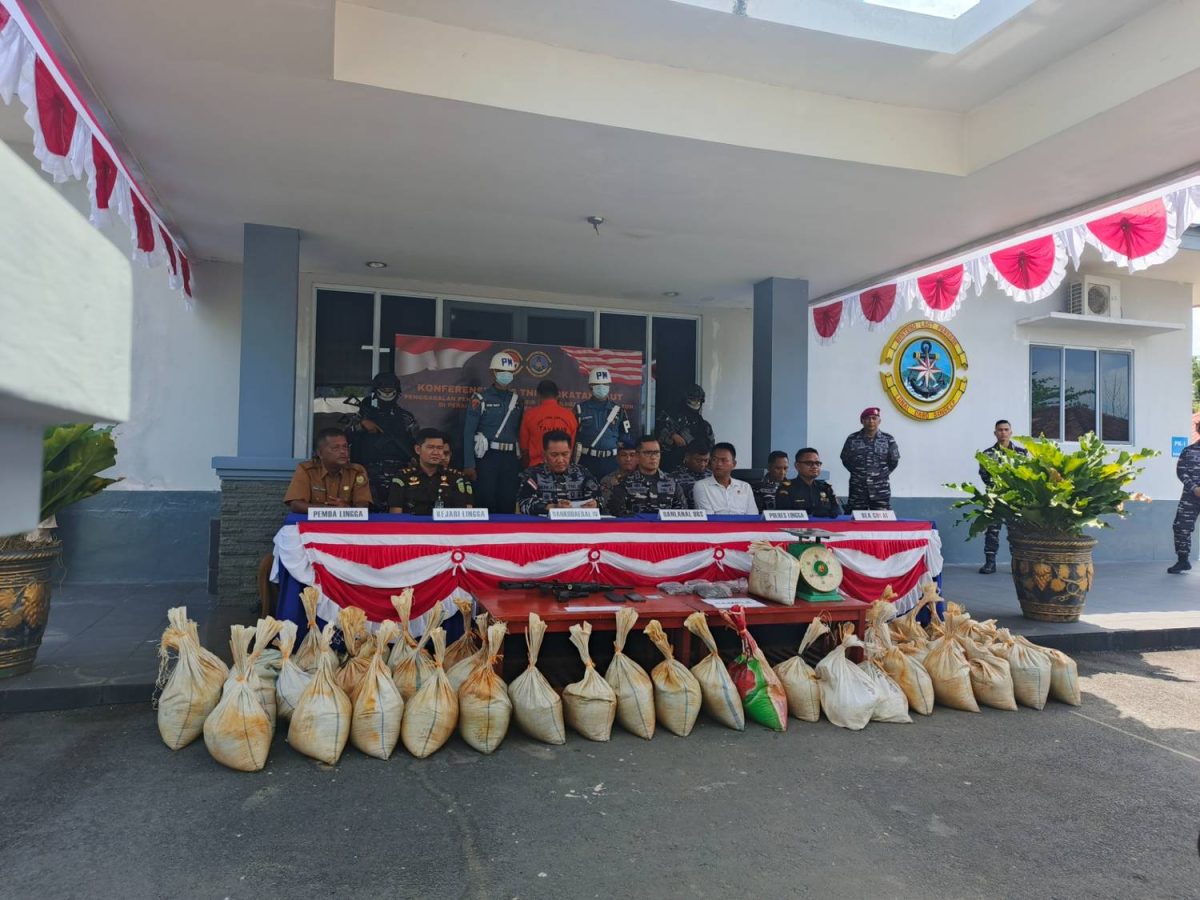Lanal Dabo Singkep saat melaksanakan konferensi pers terkait penangkapan timah ilegal di Pulau Pekajang | Foto : Zonamu/Wandi