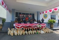 Lanal Dabo Singkep saat melaksanakan konferensi pers terkait penangkapan timah ilegal di Pulau Pekajang | Foto : Zonamu/Wandi