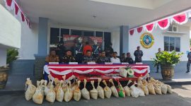 Lanal Dabo Singkep saat melaksanakan konferensi pers terkait penangkapan timah ilegal di Pulau Pekajang | Foto : Zonamu/Wandi