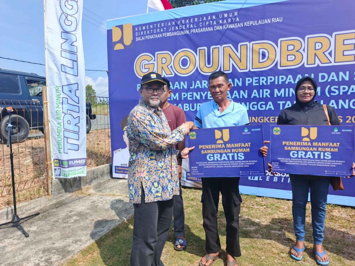 Kepala BPBPK Kepri menyerahkan secara simbolis pemasangan pipa gratis | Foto : Zonamu/Wandi