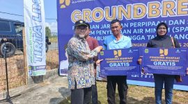 Kepala BPBPK Kepri menyerahkan secara simbolis pemasangan pipa gratis | Foto : Zonamu/Wandi