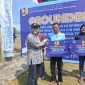 Kepala BPBPK Kepri menyerahkan secara simbolis pemasangan pipa gratis | Foto : Zonamu/Wandi