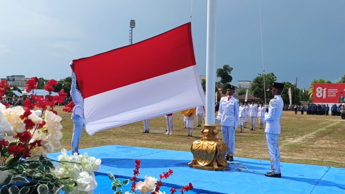 Tiga Pengibar bendera merah putih sukses menjalankan tugas | Foto : Zonamu/Wandi