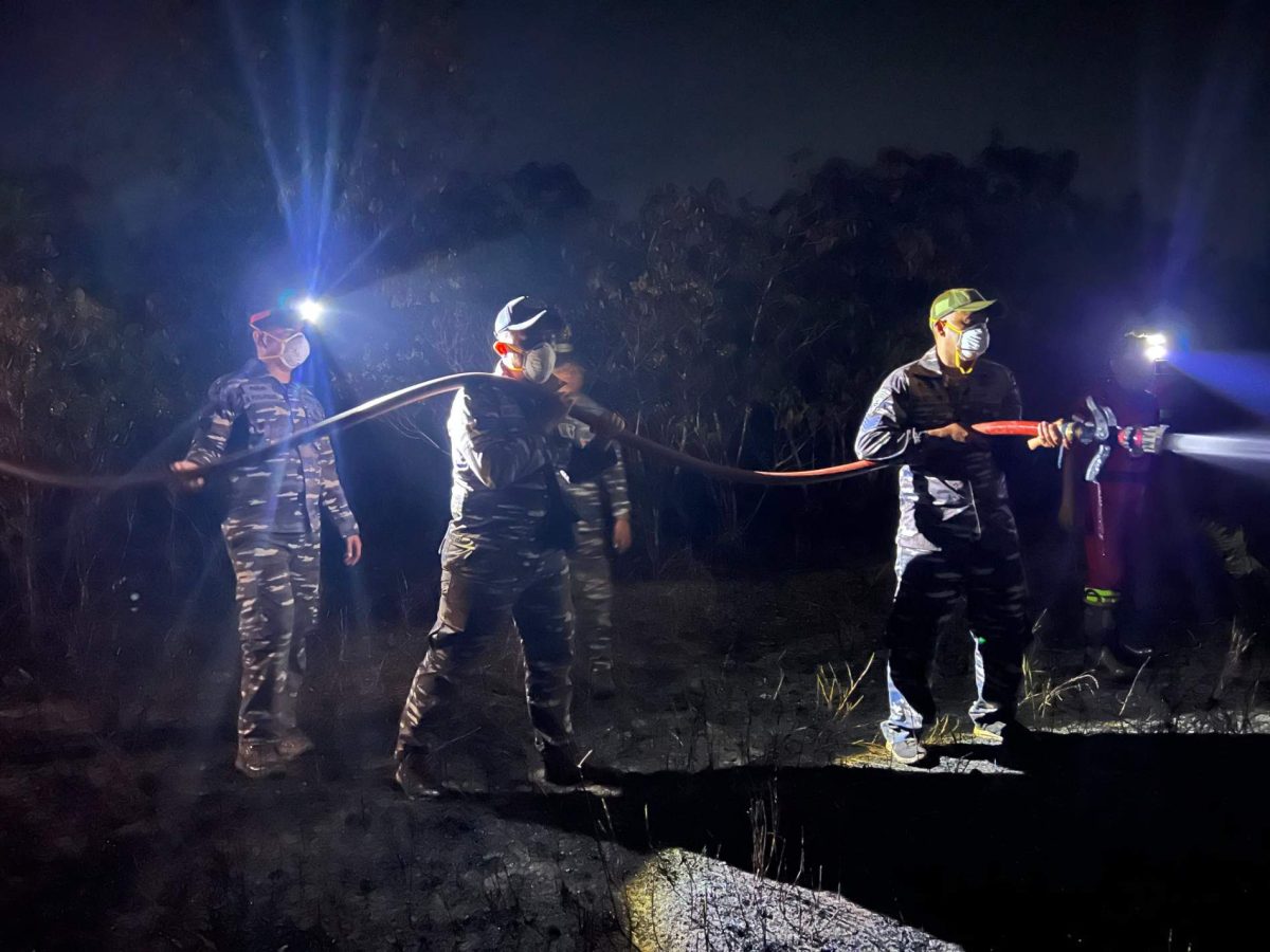 Tim Gabungan Padamkan Kebakaran Lahan 8 Hektare di Tanjung Irat | Foto : Zonamu/Ist