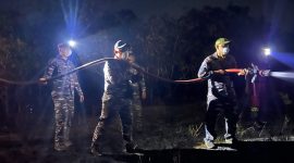 Tim Gabungan Padamkan Kebakaran Lahan 8 Hektare di Tanjung Irat | Foto : Zonamu/Ist