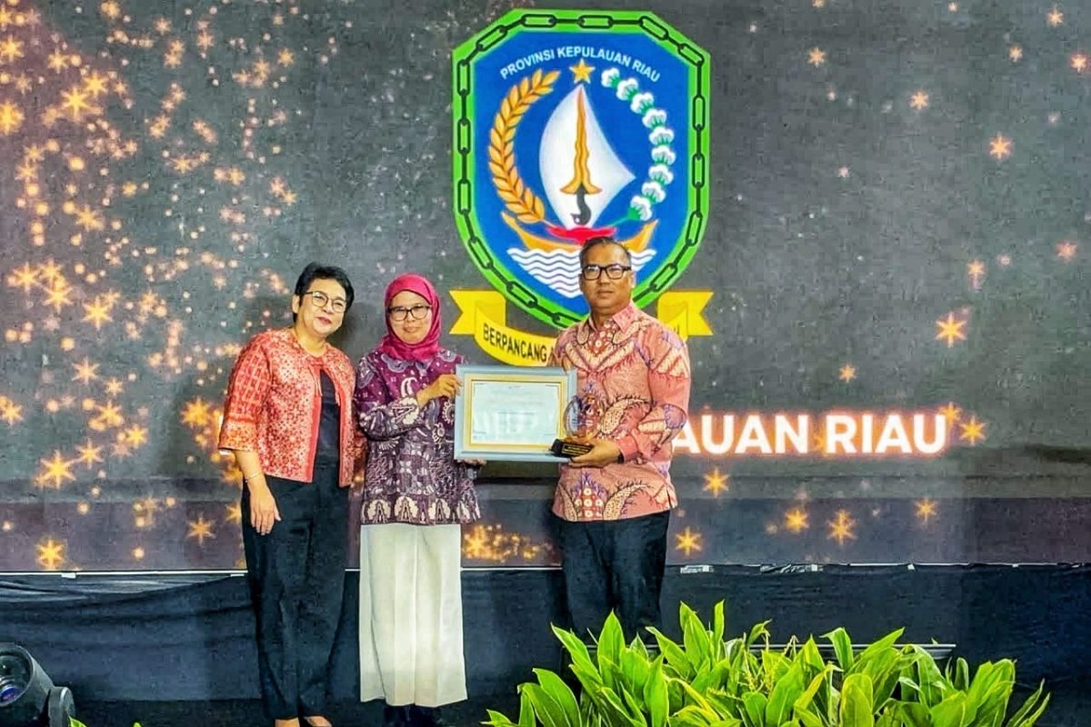 Wakil Gubernur Kepri, Nyanyang Haris Pratamura menerima penghargaan Provinsi dengan Kinerja Penuh diserahkan Kepala LKPP Sarah Sadiqa | Foto : Zonamu/Ogi Diskominfo Kepri