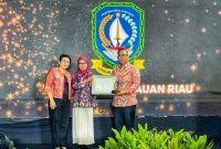 Wakil Gubernur Kepri, Nyanyang Haris Pratamura menerima penghargaan Provinsi dengan Kinerja Penuh diserahkan Kepala LKPP Sarah Sadiqa | Foto : Zonamu/Ogi Diskominfo Kepri
