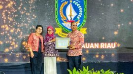 Wakil Gubernur Kepri, Nyanyang Haris Pratamura menerima penghargaan Provinsi dengan Kinerja Penuh diserahkan Kepala LKPP Sarah Sadiqa | Foto : Zonamu/Ogi Diskominfo Kepri