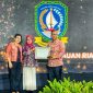 Wakil Gubernur Kepri, Nyanyang Haris Pratamura menerima penghargaan Provinsi dengan Kinerja Penuh diserahkan Kepala LKPP Sarah Sadiqa | Foto : Zonamu/Ogi Diskominfo Kepri