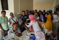 Para peserta antusias mengikuti rangkaian pemeriksaan kesehatan sebelum mendonorkan darahnya dalam kegiatan Bulan Bakti HUT ke-50 PT Timah (Persero) Tbk di Gedung Wisma Kundur, Desa Perayun, Kabupaten Karimun | Foto: Zonamu/Humas PT Timah 