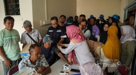 Para peserta antusias mengikuti rangkaian pemeriksaan kesehatan sebelum mendonorkan darahnya dalam kegiatan Bulan Bakti HUT ke-50 PT Timah (Persero) Tbk di Gedung Wisma Kundur, Desa Perayun, Kabupaten Karimun | Foto: Zonamu/Humas PT Timah 