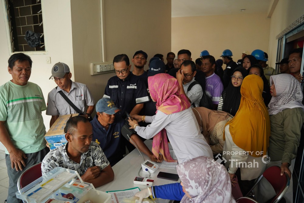 Para peserta antusias mengikuti rangkaian pemeriksaan kesehatan sebelum mendonorkan darahnya dalam kegiatan Bulan Bakti HUT ke-50 PT Timah (Persero) Tbk di Gedung Wisma Kundur, Desa Perayun, Kabupaten Karimun | Foto: Zonamu/Humas PT Timah 